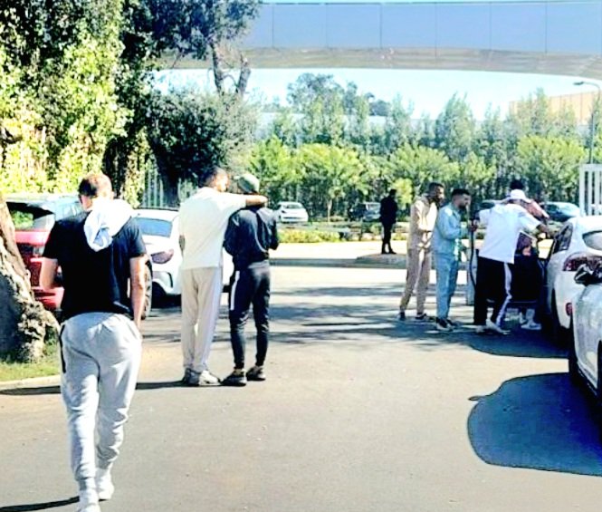 لاعبو يوسفية برشيد يحتجون أمام الجامعة الملكية المغربية بسبب “خروقات العصبة”