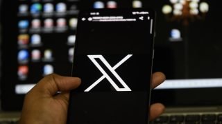 منصة “إكس” تسمح للشركات بتدريب الذكاء الاصطناعي على بيانات المستخدمين