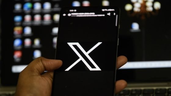 منصة “إكس” تسمح للشركات بتدريب الذكاء الاصطناعي على بيانات المستخدمين