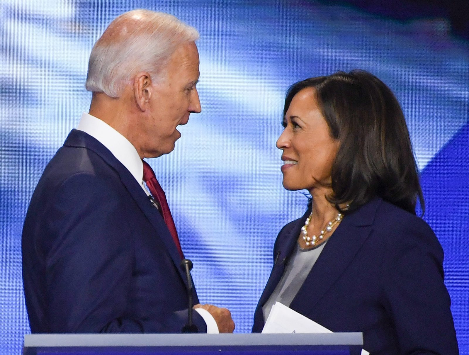 بايدن يوجه ضربة لهاريس : ليست قوية مثلي