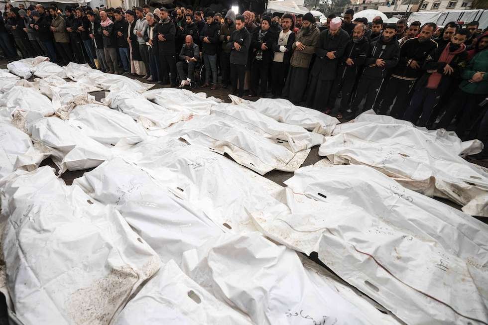 “حتى بعد الموت نتعذب” : أزمة الأكفان بغزة تحطم أفئدة أهالي الشهداء و إستغاثات لإيقاف الإبادة
