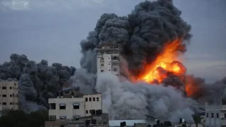 بينهم صحافيون و أفراد طواقم طبية…مــــــ قتل عشرات الفلسطينيين في ضربات إسرائيليـــــ ة على غزة