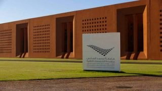 تلاميذ من جهة كلميم وادنون مؤهلون للتسجيل بكلية الحكامة و العلوم الإقتصادية و الإجتماعية بالرباط يزورون مقر الكلية