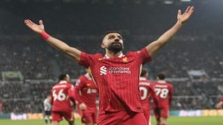 “محمد صلاح ينهي الجدل: عقد جديد يضمن استمرار الملك المصري في ليفربول”