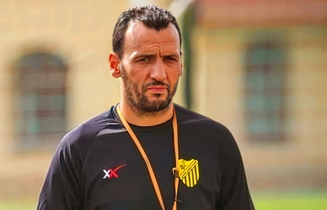 المغرب الفاسي يعين أكرم الروماني مدربًا مؤقتًا قبل مواجهة الوداد الحاسمة
