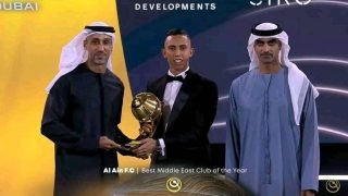 سفيان رحيمي يتسلّم جائزة “غلوب سوكر” لنادي العين كأفضل نادٍ في الشرق الأوسط