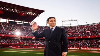 إشبيلية يودع أسطورته خيسوس نافاس بحفل تاريخي في ملعب رامون سانتشيث بيثخوان