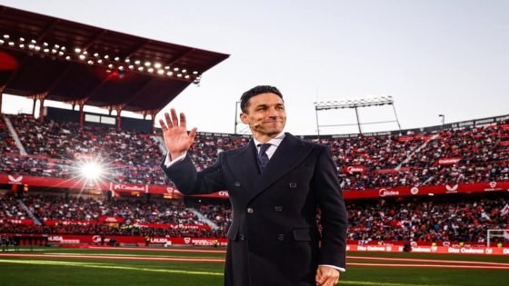 إشبيلية يودع أسطورته خيسوس نافاس بحفل تاريخي في ملعب رامون سانتشيث بيثخوان