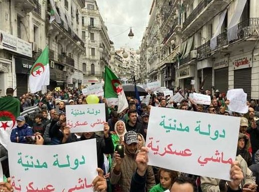 وسم ‘مانيش راضي’ يكشف عن عمق السخط الشعبي وتراجع الحريات في الجزائر