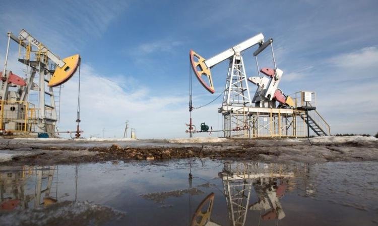 إستقرار أسعار النفط مع تراجع مخزونات الخام الأمريكية