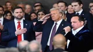 ترامب : أعتزم الإجتماع مع بوتين لكن لا أعلم متى وزيلينسكي مستعد للتوصل إلى صفقة لحل الصراع بأوكرانيا