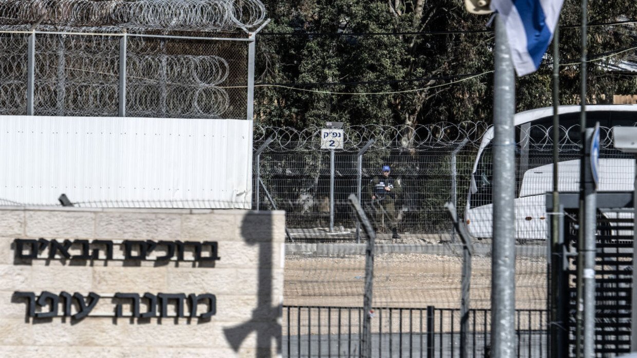 إسرائيل توقف عملية الإفراج عن الأسرى الفلسطينيين “حتى إشعار آخر”