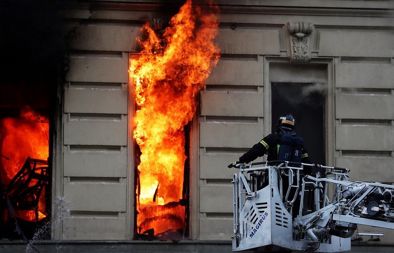 انفجار في ميناء برشلونة يسفر عن وفاة وإصابة خطيرة