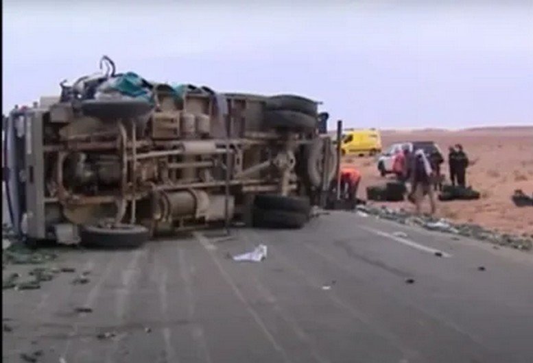 انقلاب شاحنة صهريجية محملة بالبنزين على الطريق السيار