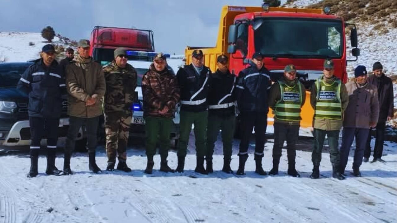 ثلوج الخير تُزين إقليم ميدلت والسلطات المحلية تتجند لفك العزلة عن المناطق النائية