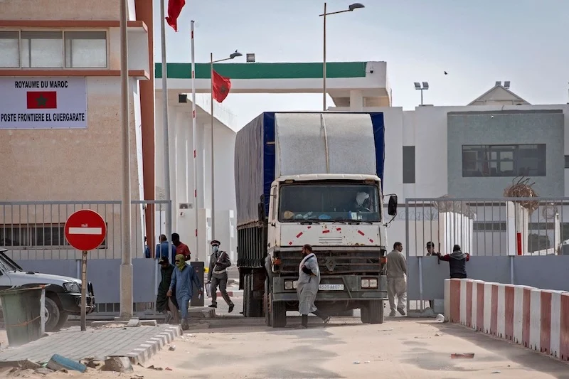 تفتيش شاحنتين للنقل الدولي للبضائع بمعبر الكركارات يسفر عن مفاجأة