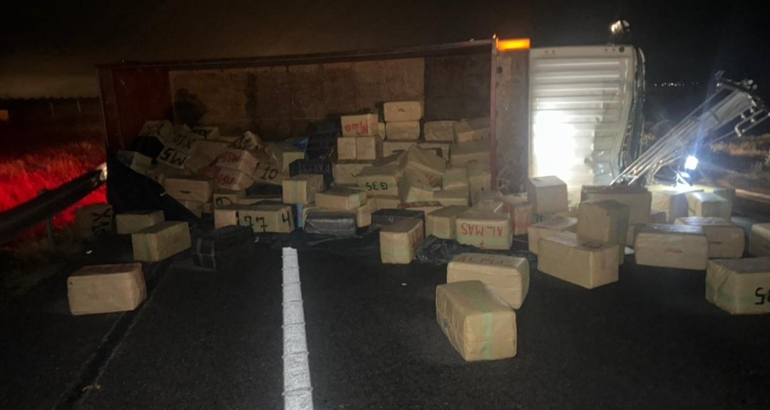 إنقلاب شاحنة في الطريق السيار يكشف عن شحنة من المخدرات