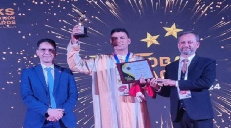 تتويج أستاذ مغربي في مسابقة “جوائز المعلم العالمية” بالعاصمة الهندية “نيودلهي”