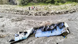 مــــــ صرع ستة أشخاص و إصابة 32 آخرين جراء سقوط حافلة في نهر بالبيرو