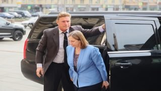 السفيرة الأمريكية في موسكو تصل إلى مقر الخارجية الروسية