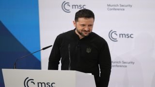 لماذا منع زيلينسكي من التحدث بلغته ؟
