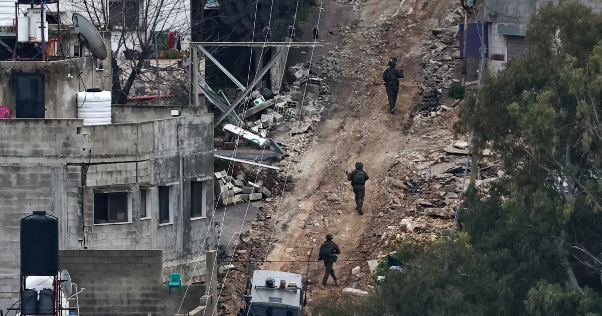 ترامب يخطط لشراء قطاع غزة ويتيح دول الشرق الأوسط للمشاركة في إعادة البناء