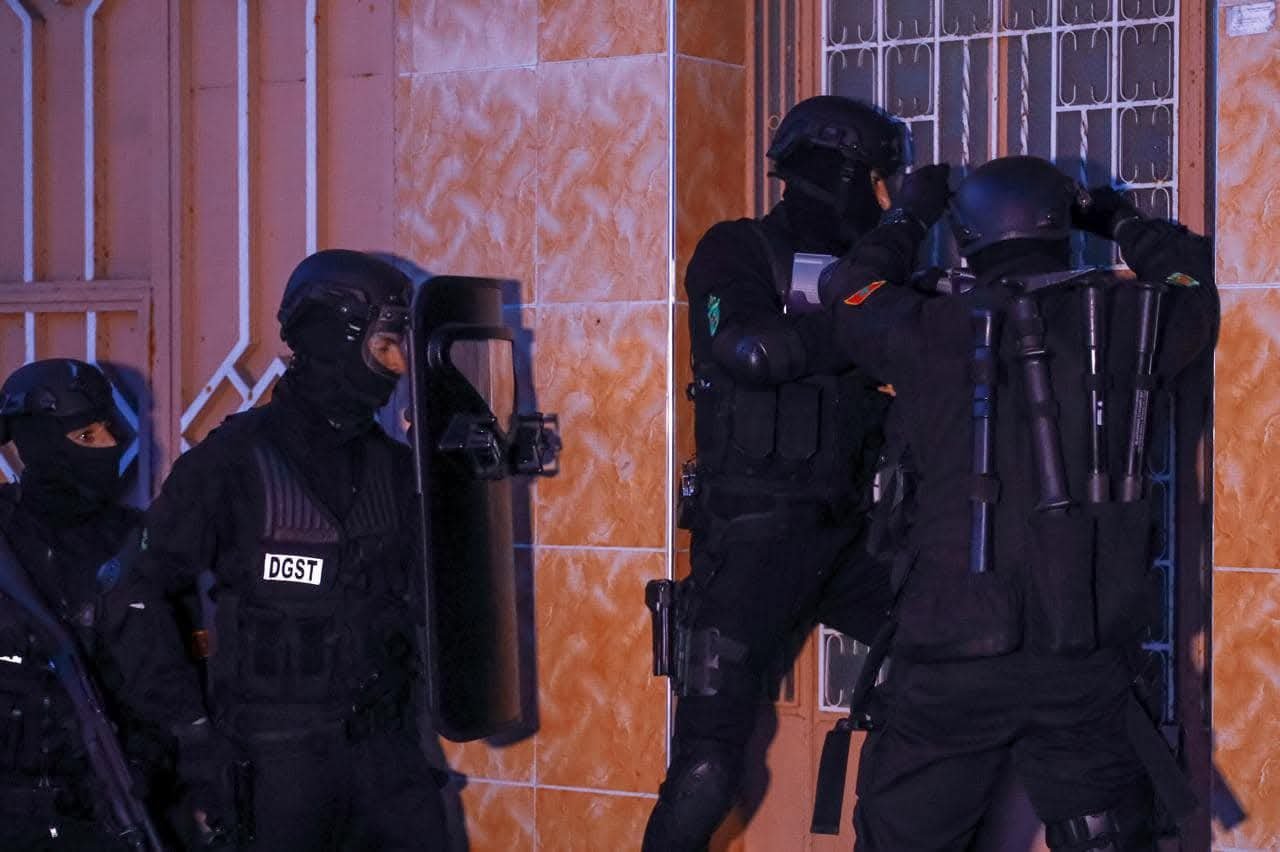 تفكيك خلية لـ”داعش” تضم 12 فردا كانت تخطط لهجمات بإيعاز من “قيادي بارز في التنظيم بالساحل الإفريقي”