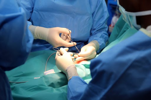 تفاصيل إجراء أول عملية جراحية لعلاج قصور الصمام الثلاثي بالقلب بالرباط