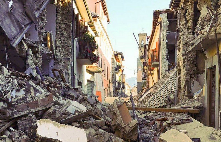 سلسلة زلازل تهز مدينة نابولي في إيطاليا