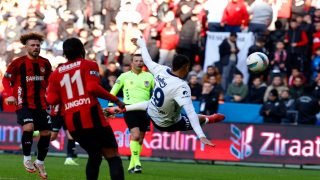 يوسف النصيري يواصل التألق بتسجيله هدف بنصف هوائية مع فنربخشة ويقوده لتحقيق انتصار كبير