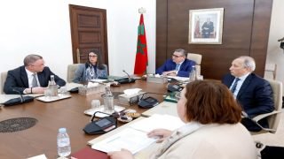 رئيس الحكومة يترأس اجتماع لجنة قيادة تتبع مشاريع الملاعب الرياضية