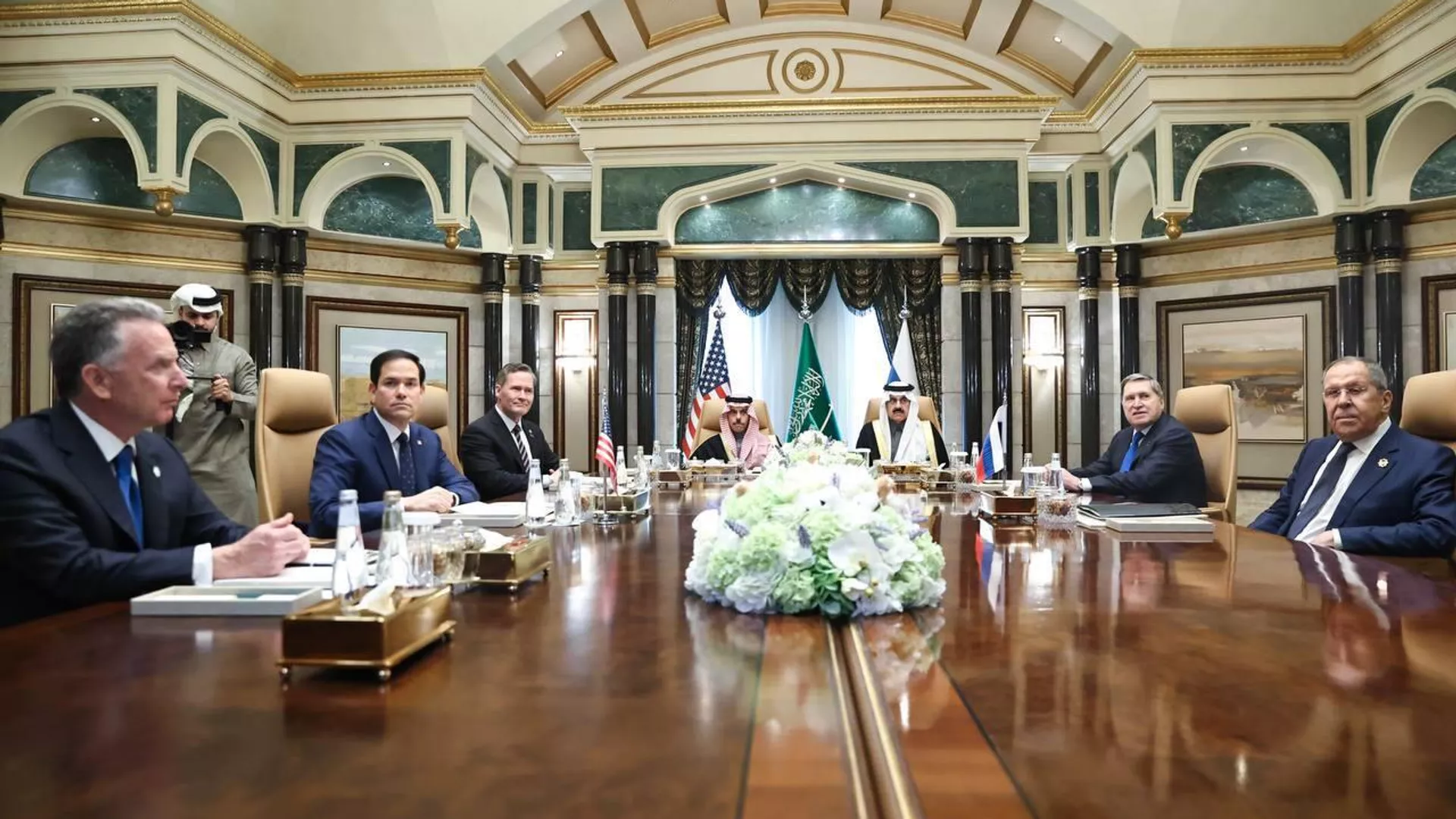 انطلاق المحادثات بين الوفدين الروسي والأمريكي في الرياض…