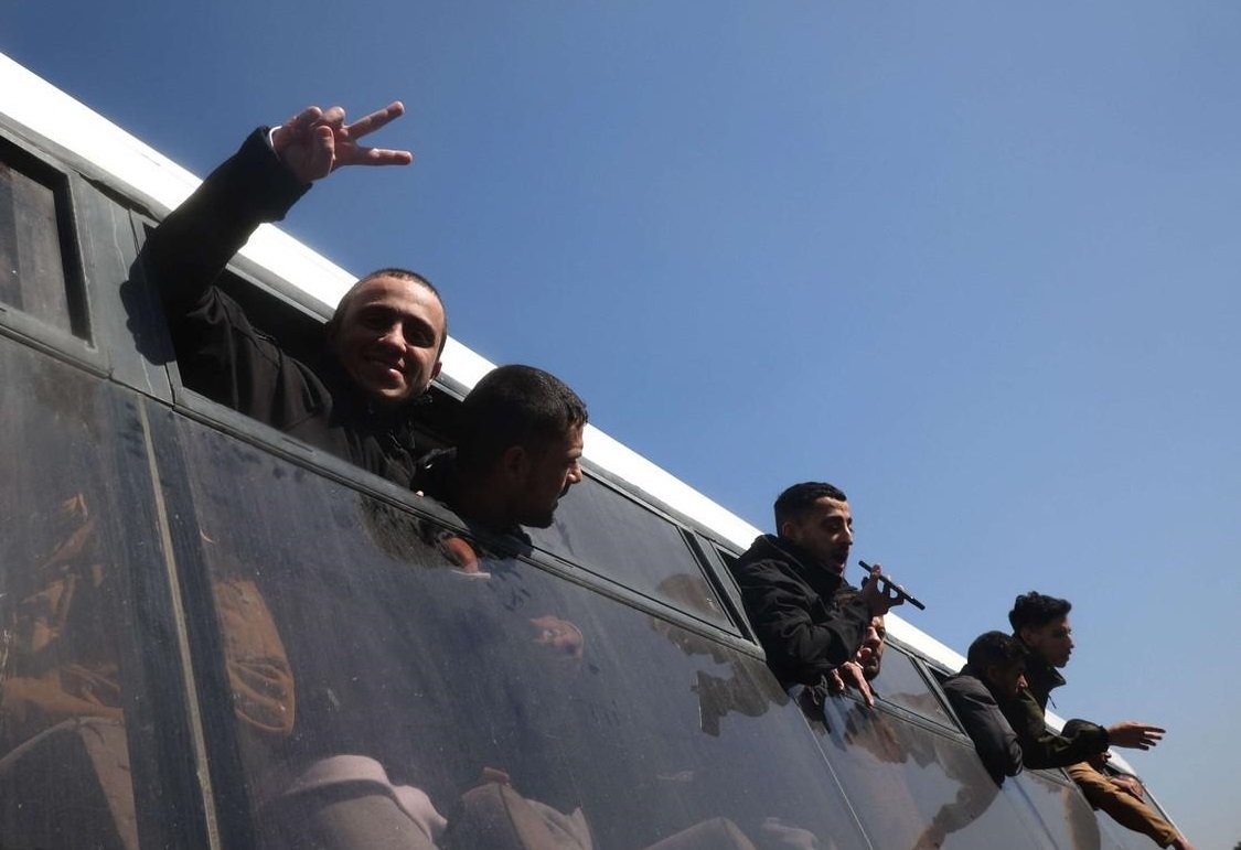 إسـ ـرائيل تفرج عن 602 معتـ ـقل فلسطيني في صفقة تبادل مع حـ ـماس