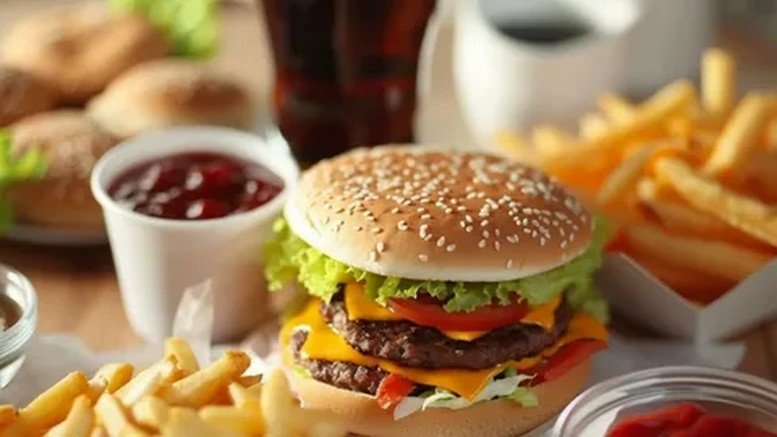 الوجبات السريعة والمأكولات غير الصحية تسرع من الشيخوخة (دراسة)
