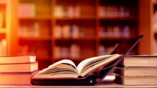 القراءة في العصر الرقمي: هل فقدنا ثقافة الكتاب الورقي؟