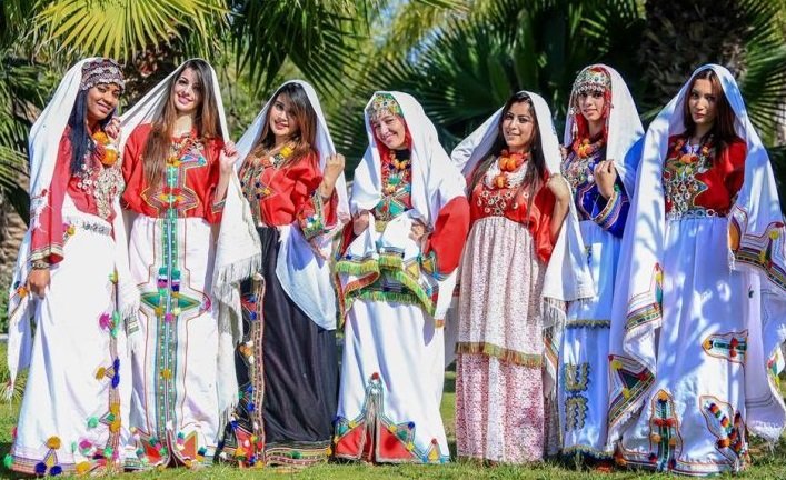 الأزياء الأمازيغية في المغرب.. حين تروي الألوان حكاية الأرض والهوية