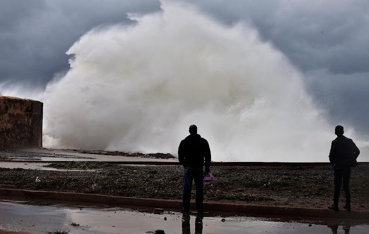 وزارة التجهيز تحذر.. أمواج عاتية ورياح قوية تهدد السواحل المغربية ابتداءً من الاثنين