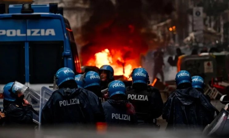 مجموعة متطرفة تحرق سبع مركبات تابعة للجيش الألماني في برلين