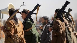 ضربات جوية أمريكية تقتل كبار قادة الحوثيين في اليمن وتحذر إيران من دعم المتمردين