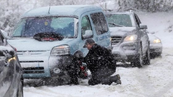 تساقطات ثلجية كثيفة إفران تغلق محاور طرقية بالإقليم