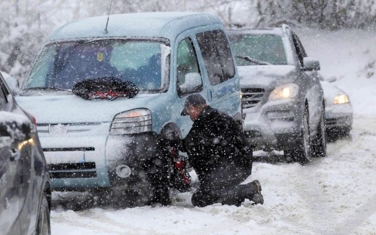 تساقطات ثلجية كثيفة إفران تغلق محاور طرقية بالإقليم