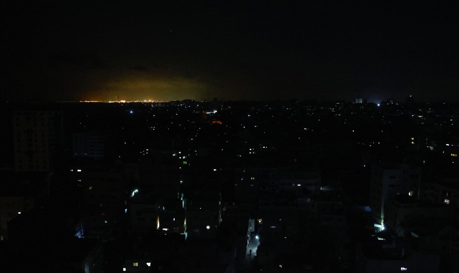 إسرائيل توقف إمدادات الكهرباء إلى قطاع غزة