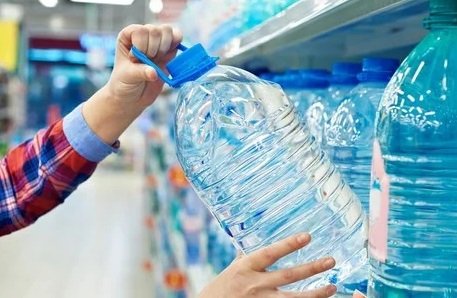 الماء المعدني في المغرب.. لماذا أصبح سعره ينافس الوقود؟