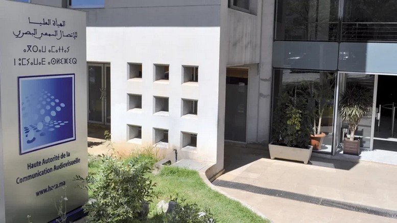 “الهاكا” تلزم “دوزيم” بث الأذان كاملاً وبصيغته الصوتية