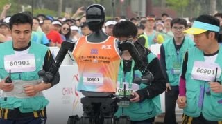 روبوتات على خطّ الانطلاق: بكين تشهد أول سباق نصف ماراثون بمشاركة آلات تشبه البشر