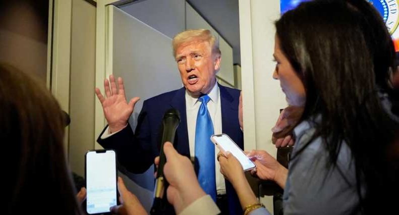 ترامب يهدد بتوسيع الرسوم الجمركية على الهواتف الذكية لتشمل جميع الشركات المصنعة بالخارج