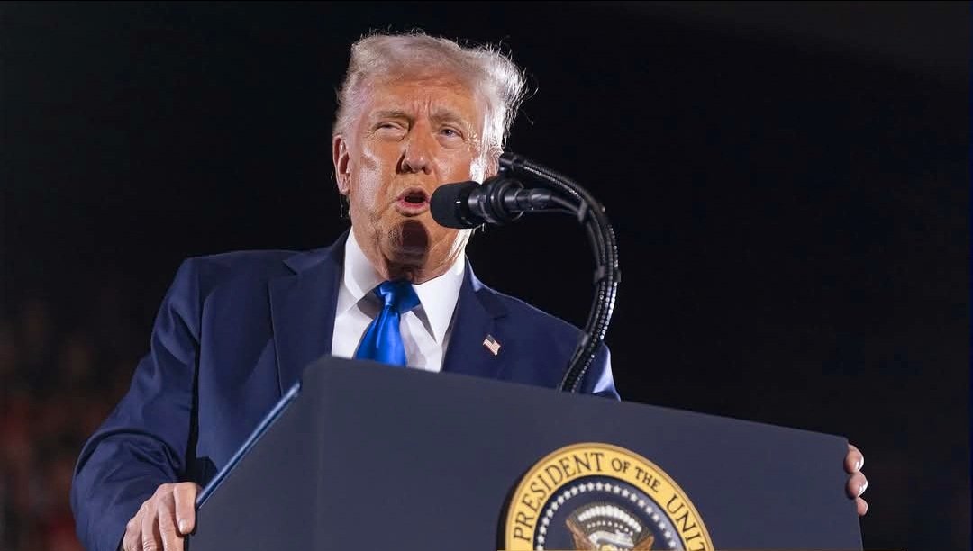 ترامب يلوّح بعقوبات صارمة على مستوردي النفط الإيراني