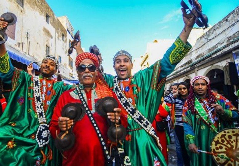 الدورة 26 من مهرجان كناوة تنطلق في الصويرة وسط زخم جماهيري وروح احتفالية