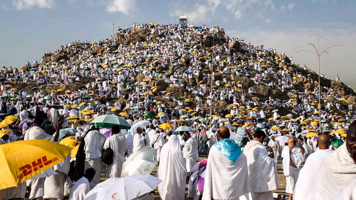 حجاج بيت الله الحرام يواصلون التوافد إلى صعيد عرفات لأداء ركن الحج الأعظم