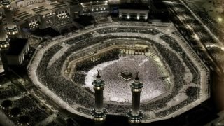 توافد الحجاج إلى مكة وسط تدابير أمنية مشددة وتحذيرات من ارتفاع درجات الحرارة
